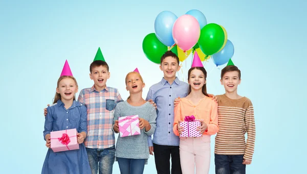 Crianças felizes com presentes na festa de aniversário — Fotografia de Stock