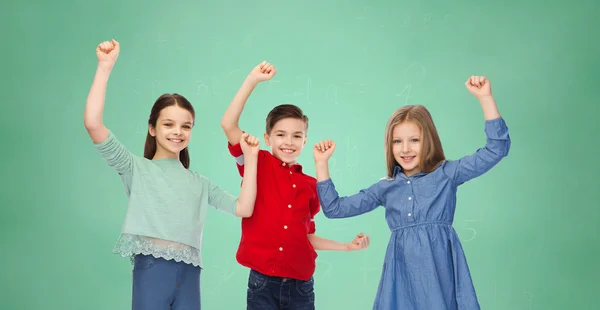 Ευτυχισμένο αγόρι και κορίτσια που γιορτάζει τη νίκη — Φωτογραφία Αρχείου