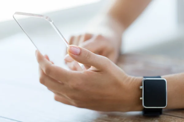 Nahaufnahme der Hände mit Smartphone und Uhr — Stockfoto