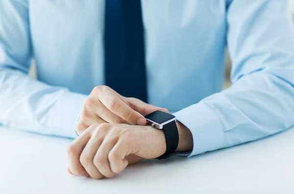 Close up van mannelijke handen slimme horloge instellen — Stockfoto