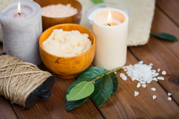 Close-up de esfoliação do corpo natural e velas em madeira — Fotografia de Stock