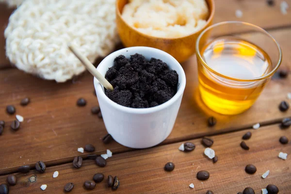 Close up de esfoliação de café em xícara e mel em madeira — Fotografia de Stock