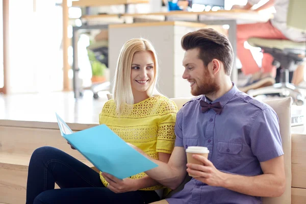 Kantoorpersoneel met map en koffie — Stockfoto