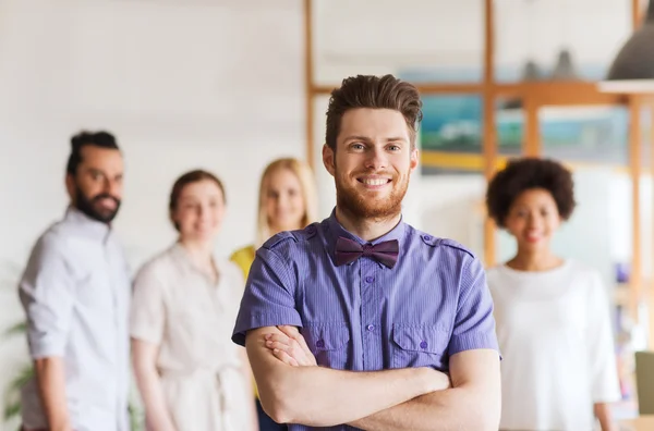 Feliz joven sobre el equipo creativo en la oficina — Foto de Stock