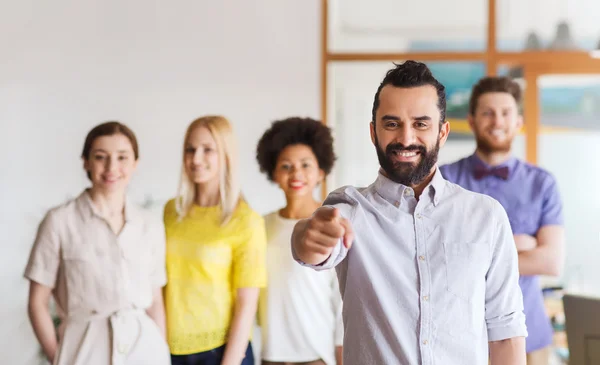 Hombre feliz señalándote con el dedo sobre el equipo de oficina — Foto de Stock