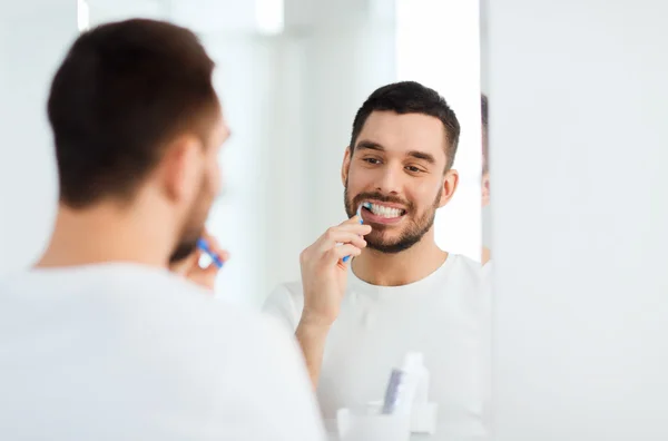 Άνθρωπος με οδοντόβουρτσα καθαρισμό των δοντιών στο μπάνιο — Φωτογραφία Αρχείου