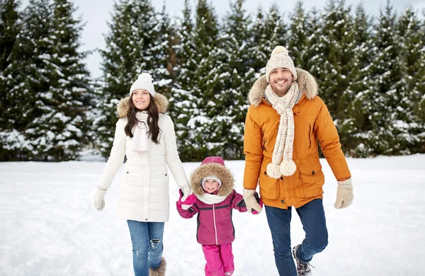 Lycklig familj i vinterkläder promenader utomhus — Stockfoto