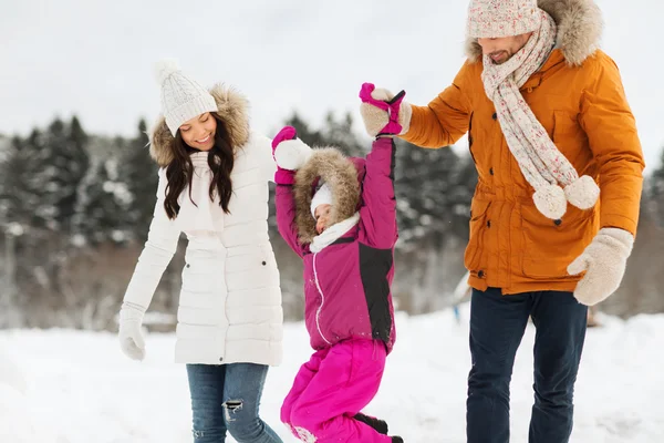 In de winterkleren buitenshuis lopen en gelukkige familie — Stockfoto