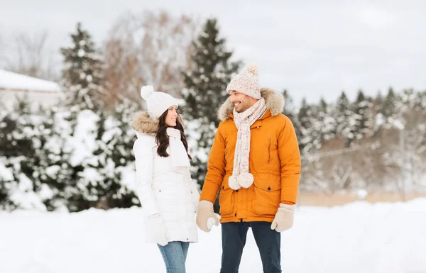 Szczęśliwa para spaceru nad tło zima — Zdjęcie stockowe