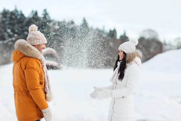 Gelukkige paar spelen met sneeuw in de winter — Stockfoto