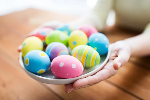 Close up van vrouw handen met gekleurde paaseieren — Stockfoto