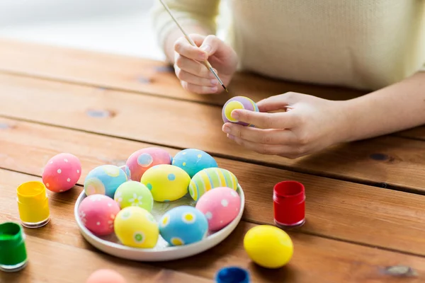 Close up of woman hands coloring easter eggs — Stock Photo, Image