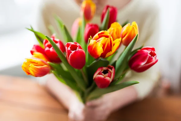 Primer plano de la mujer sosteniendo flores de tulipán — Foto de Stock