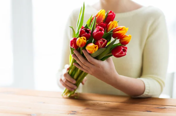 Zbliżenie kwiatów tulipanów kobietę — Zdjęcie stockowe