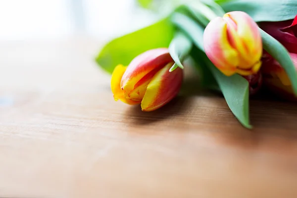 Gros plan de fleurs de tulipes sur une table en bois — Photo