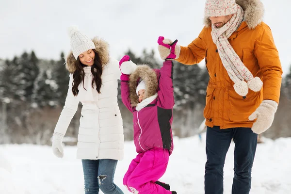 겨울 옷 야외에서 걷는 행복 한 가족 스톡 사진