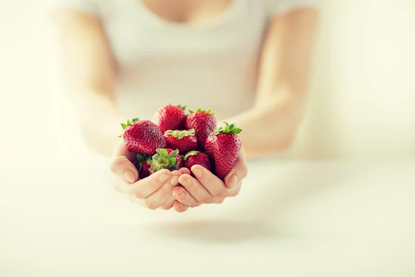 Primo piano di mani di donna che tengono fragole — Foto Stock