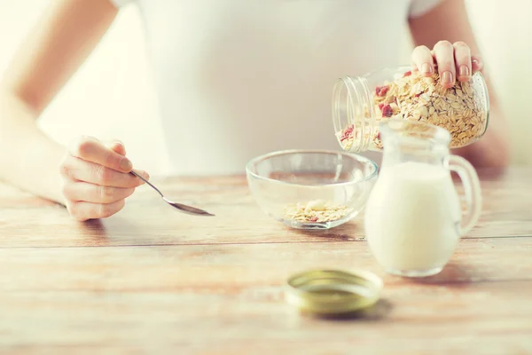 Close up de mulher comendo muesli para o café da manhã — Fotografia de Stock