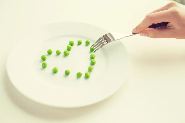 Close up van vrouw met vork eten erwten — Stockfoto