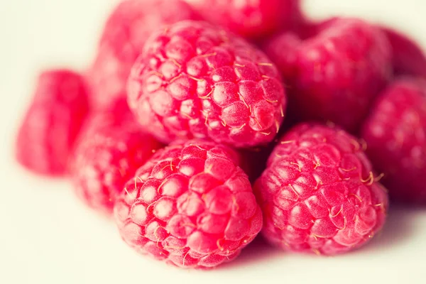 Jugosas frambuesas rojas maduras frescas sobre blanco — Foto de Stock