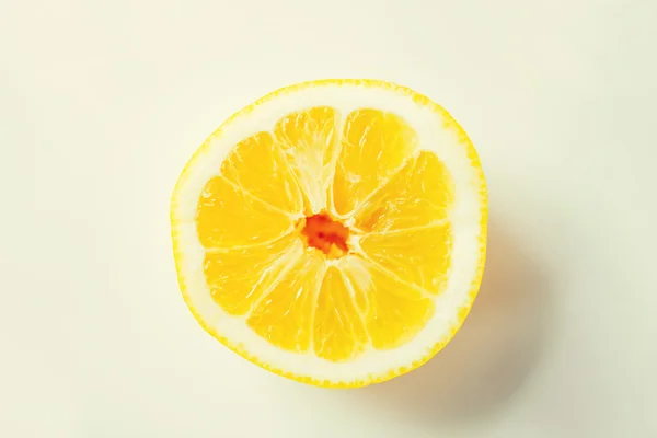 Rijp sinaasappel of citroen segment over Wit — Stockfoto