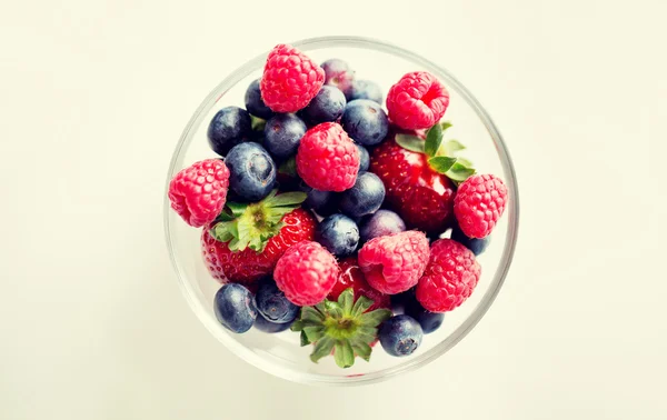 Close up of summer berries in glass bowl — Stock Photo, Image