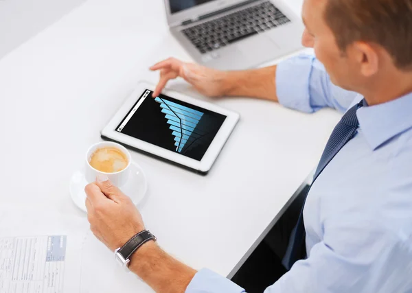 Hombre de negocios con gráfico en la tableta de PC y café —  Fotos de Stock