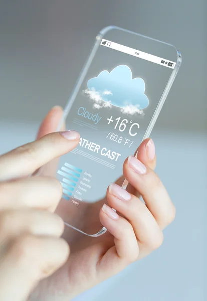 Nahaufnahme der Hände mit Wetterguss auf dem Smartphone — Stockfoto