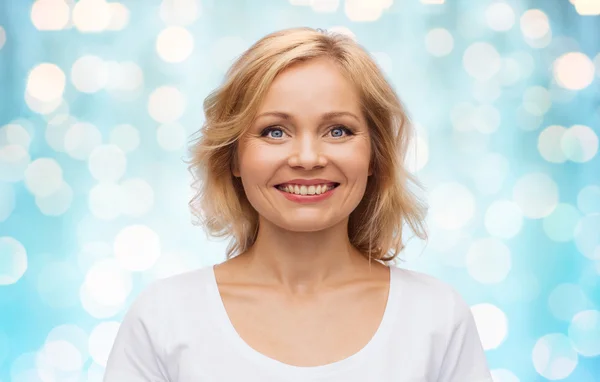 Mujer sonriente en camiseta blanca en blanco —  Fotos de Stock