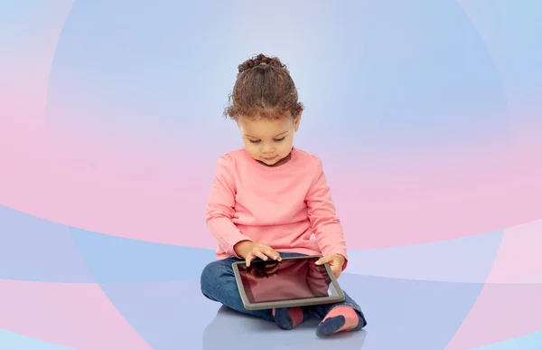 Pequena menina brincando com tablet pc computador — Fotografia de Stock