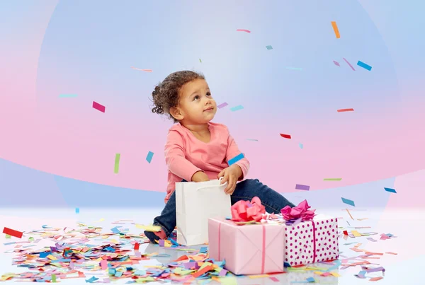 Menina pequena feliz com presentes de aniversário — Fotografia de Stock