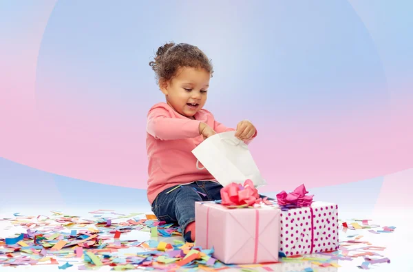 Glad liten baby flicka med födelsedag presenterar — Stockfoto