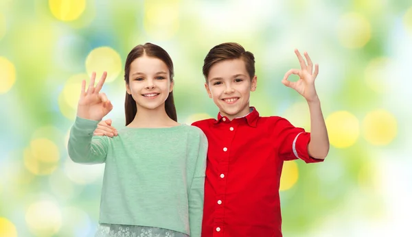 Feliz chico y chica mostrando ok mano signo — Foto de Stock