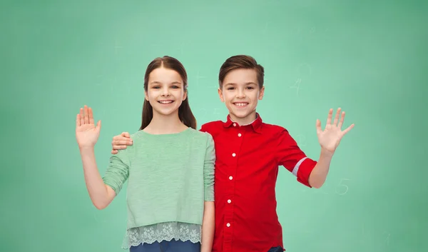 Feliz chico y chica saludando mano — Foto de Stock