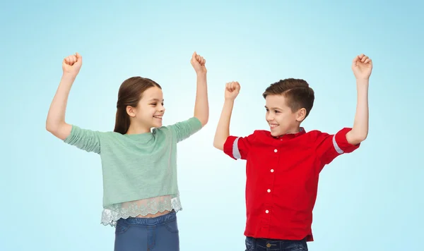 Lycklig pojke och flicka firar seger — Stockfoto