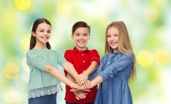 Bambini felici con le mani sopra — Foto Stock