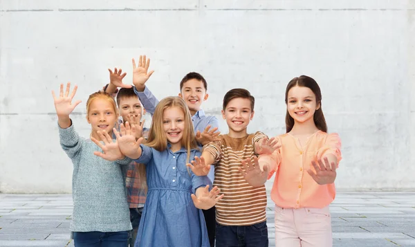 Glückliche Kinder winken — Stockfoto