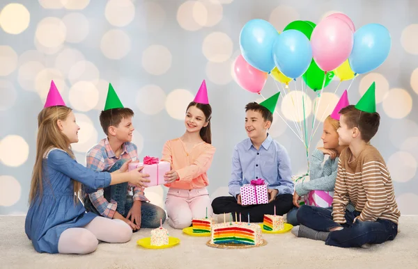 Ευτυχισμένα παιδιά δίνοντας δώρα σε πάρτι γενεθλίων — Φωτογραφία Αρχείου