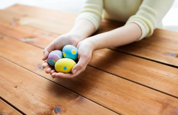 Close up of woman hands with colored easter eggs — Stock Photo, Image