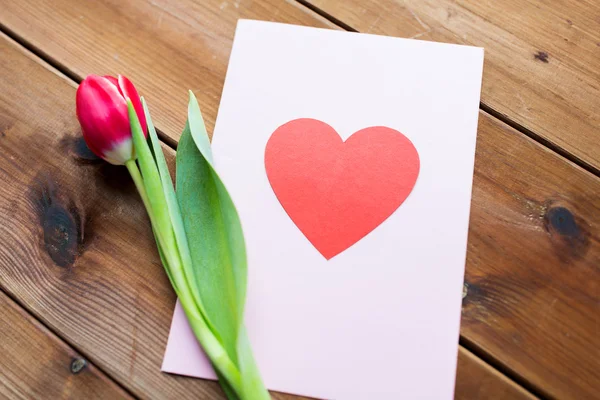 Primer plano de flores y tarjeta de felicitación con corazón —  Fotos de Stock