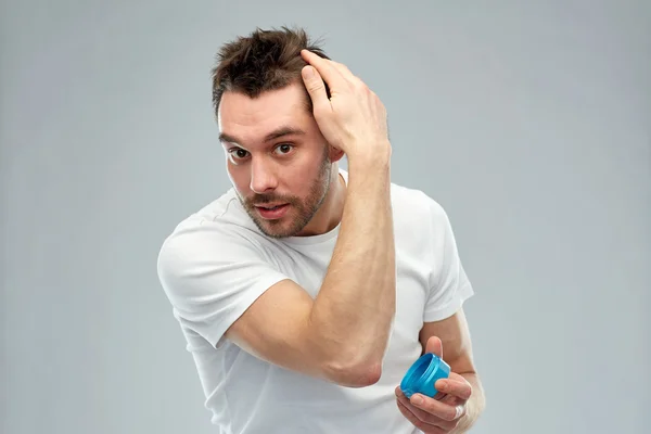 Jovem feliz styling seu cabelo com cera ou gel — Fotografia de Stock