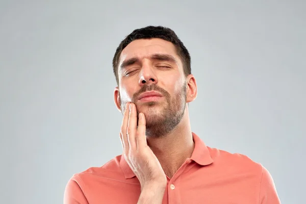 Uomo infelice che soffre di mal di denti — Foto Stock