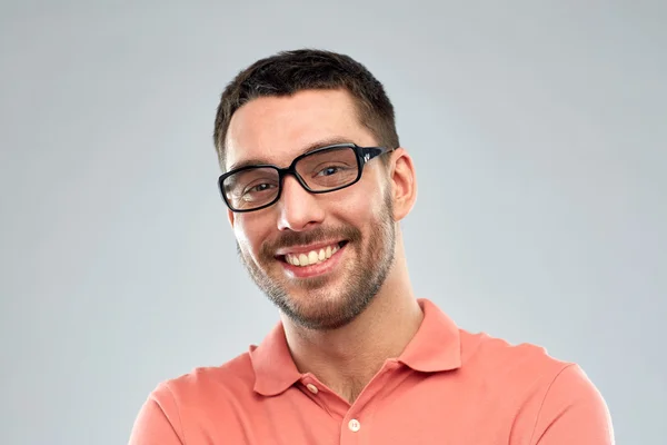 Portrét šťastný usmívající se muž v brýlích — Stock fotografie