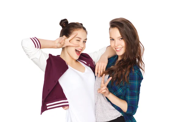 Glückliche hübsche Teenager-Mädchen zeigen Peace-Handzeichen — Stockfoto