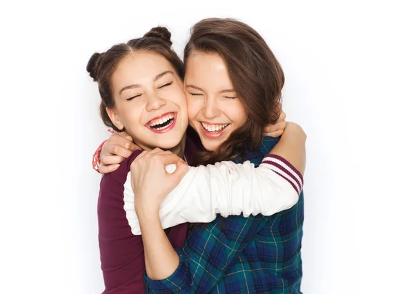 Счастливые улыбающиеся хорошенькие девочки-подростки обнимаются — стоковое фото