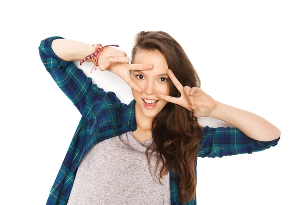 Glücklich lächelndes Teenager-Mädchen zeigt Friedenszeichen — Stockfoto