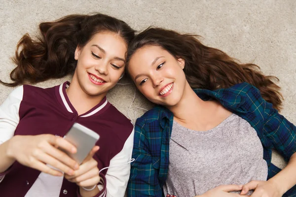 Teenage girls listening to music on smartphone — Stock Photo, Image