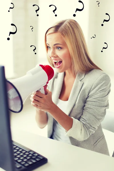 Loca mujer de negocios gritando en megáfono — Foto de Stock