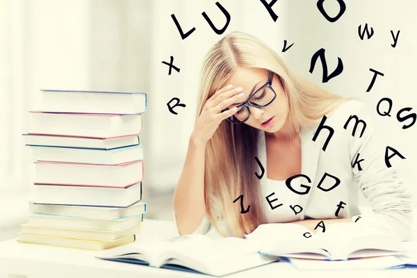 Estudiante con libros y notas — Foto de Stock