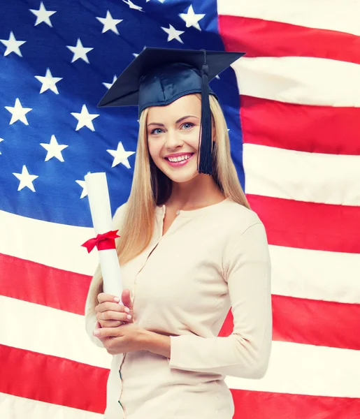 Estudiante en gorra de graduación con certificado —  Fotos de Stock